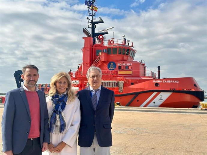 La subdelegada del Gobierno en Huelva, María José Rico, en su visita a la escala del buque de salvamento 'María Zambrano' en el Muelle de Levante.