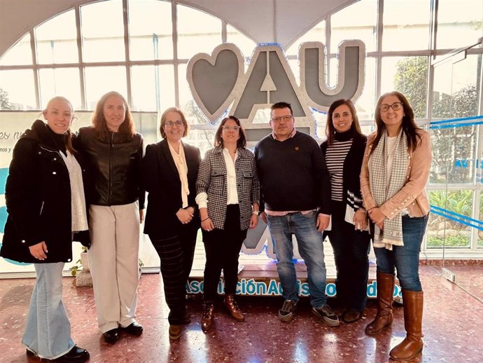 Blanca Torrent en la visita a Autismo Córdoba, una de las beneficiarias de esta línea de ayudas.