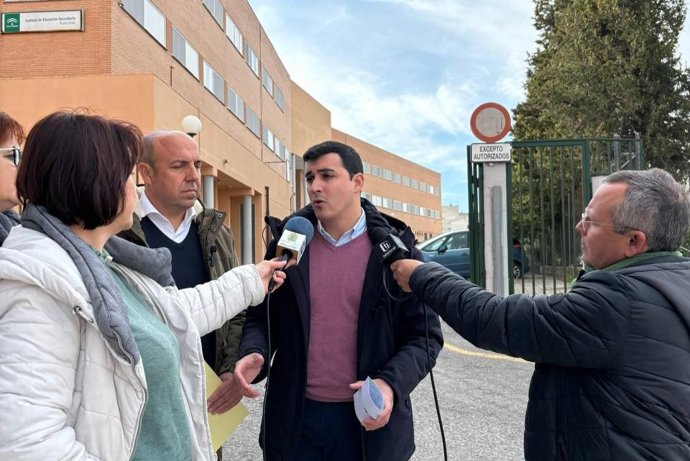 Jose Carlos Garcia atiende a los medios en Rute, junto al alcalde del municipio, David Ruiz.