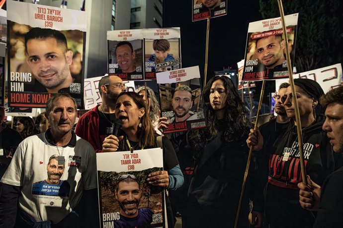 Archivo - December 2, 2023, Tel Aviv, Israel: Hostages families hold posters of their loved ones as they rally at the gates of the IDF headquarters in a demand for the Israeli War Cabinet to meet them. Thousands of Israelis joined the Hostages Families Fo