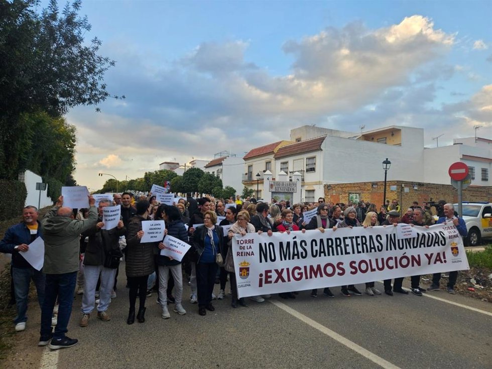 Los vecinos de Guillena protesta por el corte de la carretera A-8080 cada vez que llueve