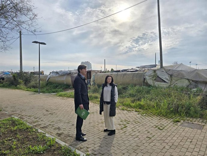 Los concejales de Vox en el Ayuntamiento de Huelva en su visita al asentamiento de Pescadería.