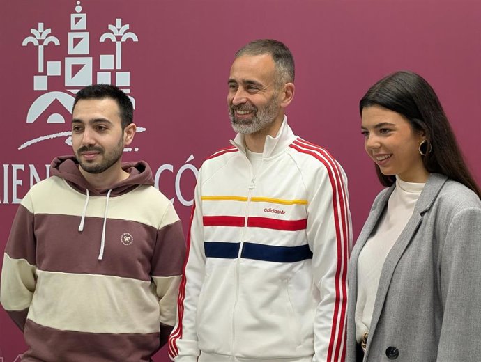 El edil del PSOE Ámgel Ortiz, entre los jóvenes José Antonio y Marina.