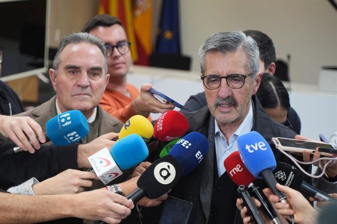 El vicepresidente segundo y conseller para la Recuperación Económica y Social, Francisco José Gan Pampols (i), y el comisionado del Gobierno para la Recuperación tras las DANA, José María Ángel (d), atienden a los medios de comunicación tras una reunión, 