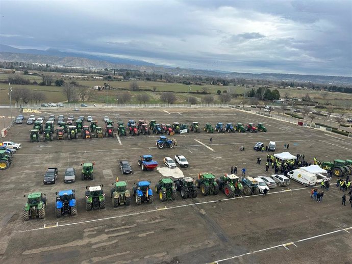 Concentración de tractores en una explanada de Huesca este lunes, 10 de febrero, para protestar por la situación del sector primario.