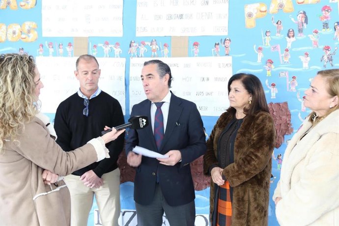 El delegado de Desarrollo Educativo, Miguel Briones, ha informado durante su visita al CEIP Xarblanca de Marbella del nuevo programa de Atención educativa de Zonas de Transformación Social.