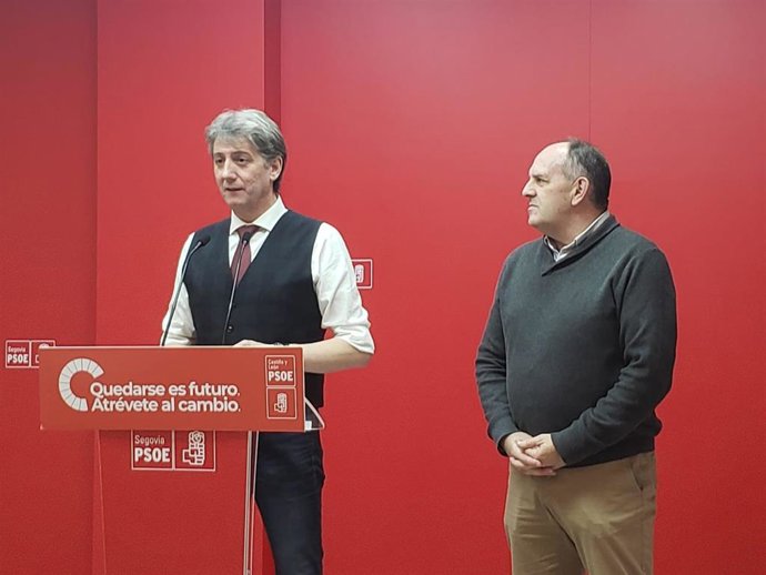 Carlos Martínez  junto al secretario general del PSOE de Segovia, José Luis Aceves, antes de mantener un encuentro con militantes del PSOE de Segovia.