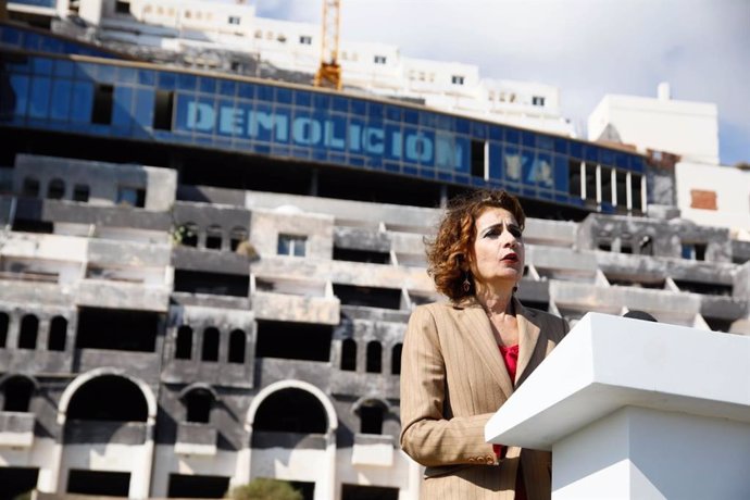 La vicepresidenta primera y ministra de Hacienda, María Jesús Montero, durante la rueda de prensa en Carboneras (Almería).