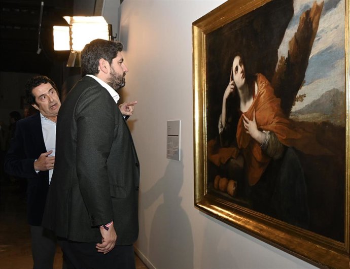 El presidente de la Comunidad, Fernando López Miras, inaugura la exposición ‘Colección Adela Barba’