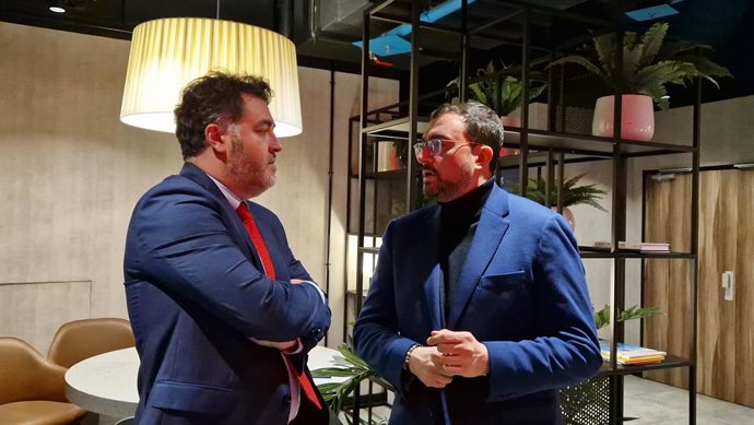 El eurodiputado Jonás Fernández y Adrián Barbón.
