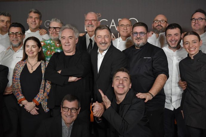 El chef Joan Roca junto sus hermanos, Dani García y varios de los invitados a la cena tributo en el restaurante Leña de Barcelona.