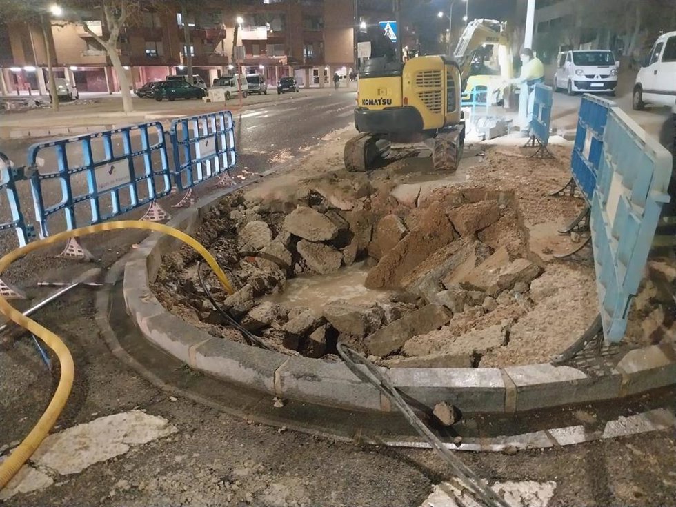 El Ayuntamiento y Aguas de Albacete trabajan en la reparación de las averías producidas en el entorno de la calle Francisco Javier de Moya.