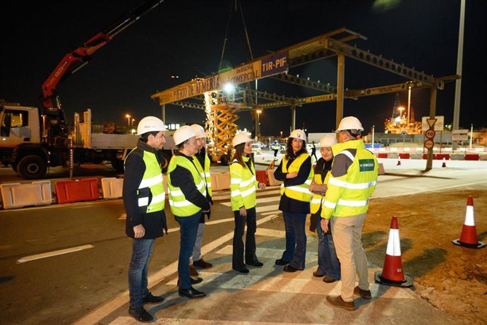 Derribo de la marquesina que cubría la puerta de entrada al puerto desde la rotonda de Pescadería.