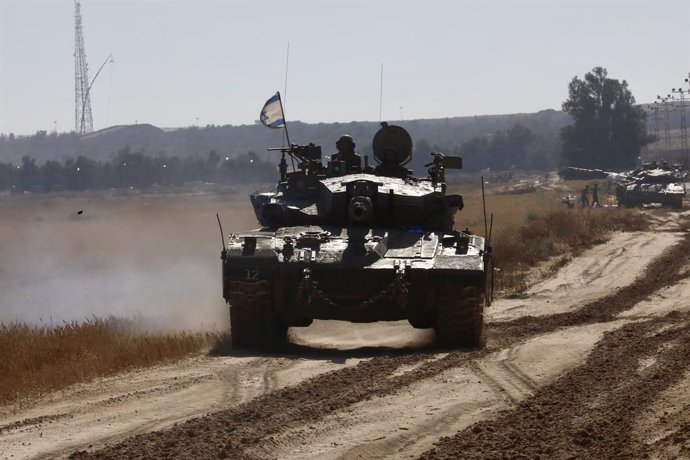 Archivo - Un carro de combate israelí en la frontera de la Franja de Gaza (archivo)