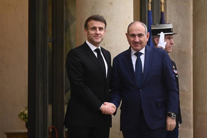 O presidente francs Emmanuel Macron e o primeiro-ministro da Armnia, Nikol Pashinian