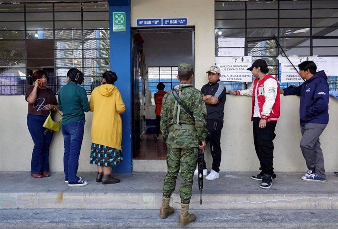 Entrada de un centro electoral en Quito, Ecuador