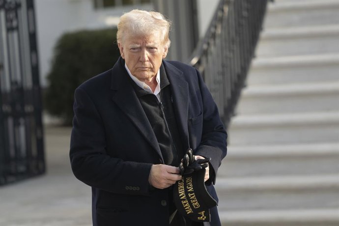 24 de janeiro de 2025, Washington, Distrito de Columbia, EUA: O presidente dos Estados Unidos, Donald J. Trump, deixa a Casa Branca em Washington, DC, em 24 de janeiro de 2025, rumo a uma viagem de vários dias que inclui paradas em Asheville, NC, Santa Mo