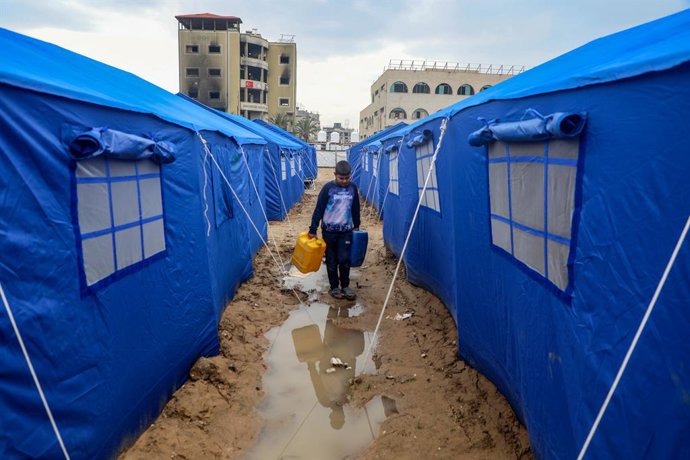 GAZA , 10 de fevereiro de 2025 -- Um menino palestino é visto entre tendas para famílias desabrigadas na Cidade de Gaza, em 10 de fevereiro de 2025.
