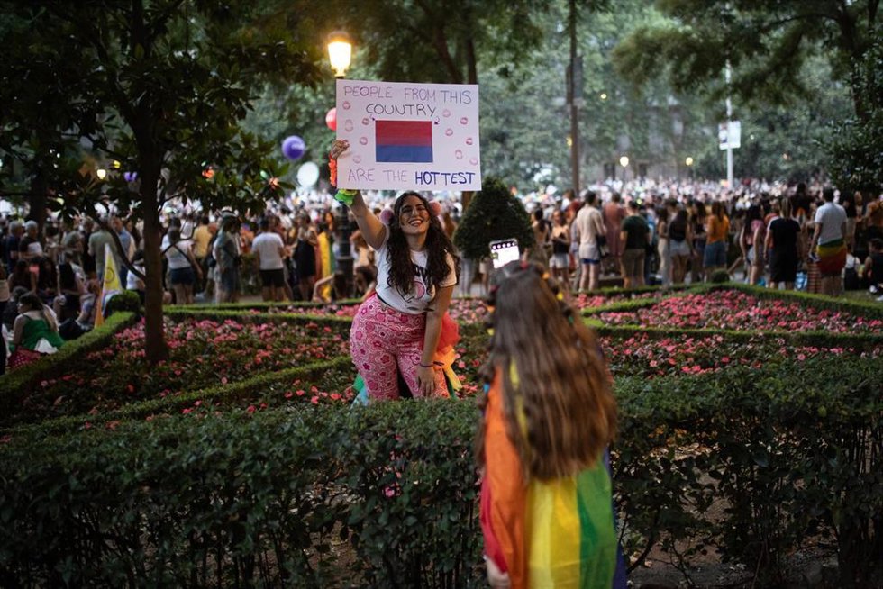 Archivo - Una mujer durante la manifestación estatal del Orgullo LGTBI+ 2024, a 6 de julio de 2024, en Madrid (España).