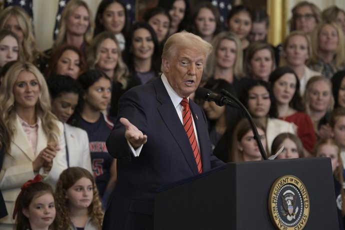 05 de fevereiro de 2025, EUA, Washington: O presidente dos EUA, Donald Trump, fala antes de assinar uma ordem executiva que visa excluir atletas transgêneros da participação em esportes femininos, na Sala Leste da Casa Branca. Foto: Lenin Nolly/SOPA Image