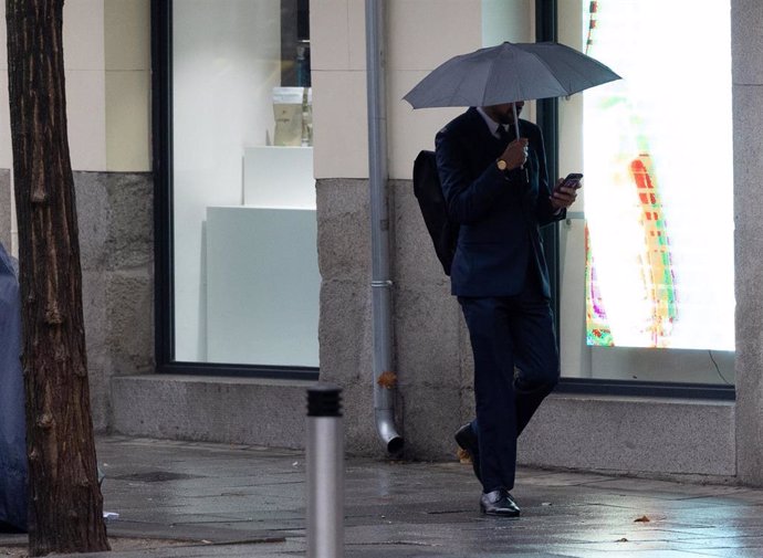 Personas con paraguas bajo la lluvia durante la llegada de la borrasca ‘Garoé’, a 20 de enero de 2025, en Madrid (España). 