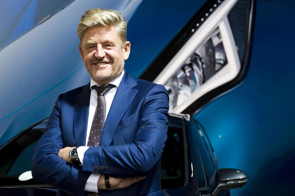 Archivo - El ceo de Seat y Cupra, Wayne Griffiths, posa al lado de un coche Seat en una imagen de archivo