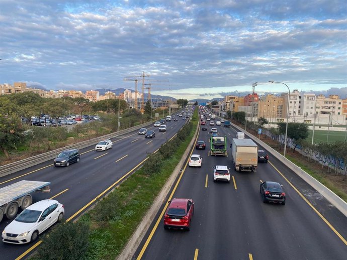 Archivo - Tráfico lento en la Vía de Cintura (Ma-20) de Palma en un día laborable.