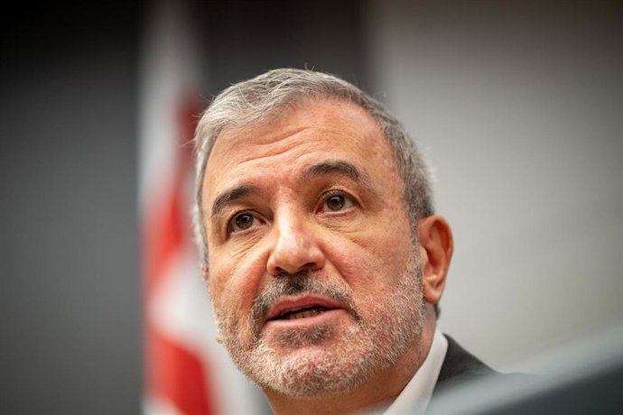 El alcalde de Barcelona, Jaume Collboni, durante una rueda de prensa para explicar los detalles de la compra de la Casa Orsola, en el Ayuntamiento de Barcelona, a 7 de febrero de 2025, en Barcelona