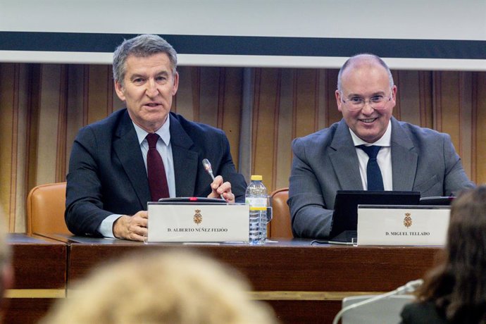 O presidente do Partido Popular, Alberto Núñez Feijóo (à esquerda), e o porta-voz do PP no Congresso, Miguel Tellado (à direita), durante a conferência "Contra a impunidade", no Congresso dos Deputados, em 10 de fevereiro de 2025, em Madri (Espanha). A co
