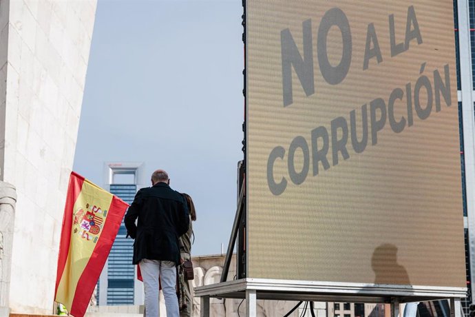 Archivo - Un hombre durante una concentración para pedir elecciones generales, en la Plaza de Castilla, a 20 de octubre de 2024, en Madrid (España). 