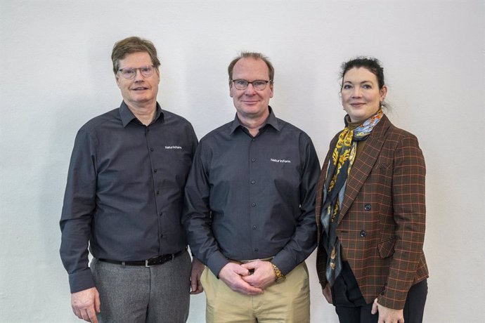 Managing Directors Pia Hobeck (right) and Horst Walther (left) welcome Edward Robinson to Naturinform.