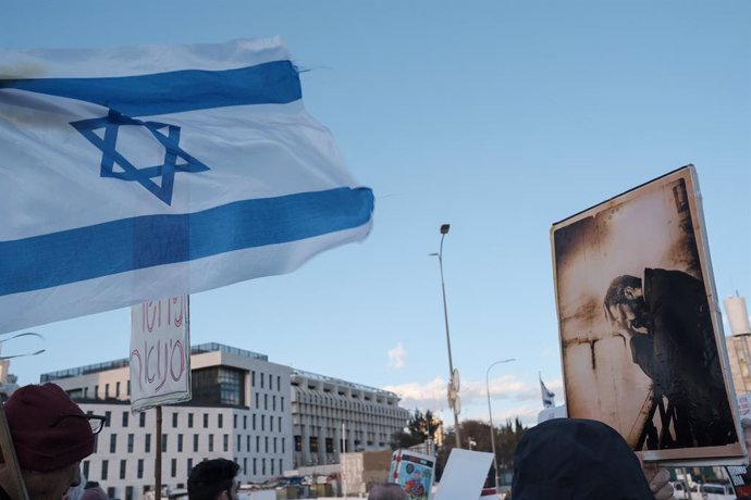 Archivo - April 9, 2024, Jerusalem, Israel: Dozens of protestors from the hostage families and supporters demand an immediate deal to release their loved ones alive from Hamas captivity outside the Prime Minister's Office as the war cabinet convenes heade