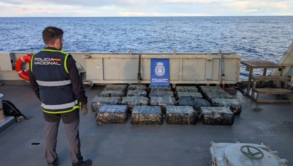 Alijo de cocaína en un 'narcovelero' que navegaba a 800 millas de Tenerife