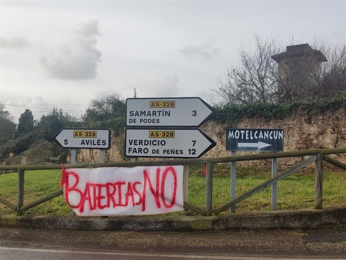 Pancartas en contra de los parques de baterías en la zona rural, instaladas en Gozón.