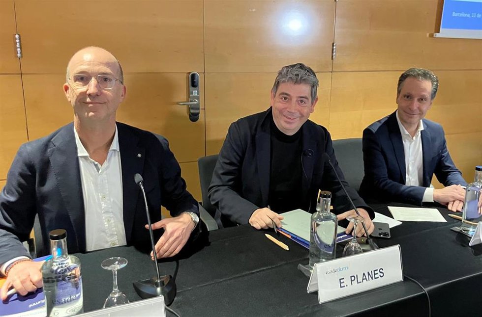 El presidente de Esade Alumni, Daniel Sánchez; el presidente ejecutivo de Fluidra, Eloi Planes, y el vicedecano de programas y profesorado asociado de Esade, Luis Vives.