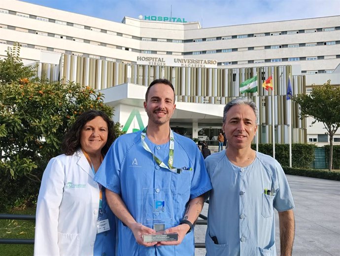 El enfermero Rafael J. Fernández, en el centro, junto a dos compañeros sanitarios.