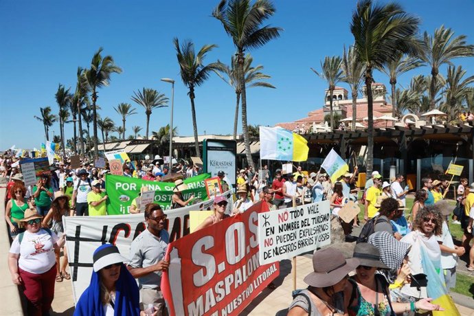 Archivo - Decenas de personas durante una manifestación contra el modelo turístico y de desarrollo de las Canarias