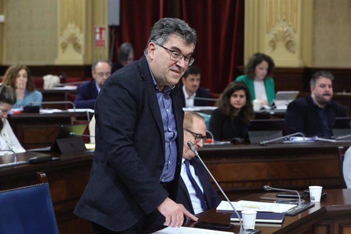 El conseller de Agricultura, Joan Simonet, durante una sesión plenaria. 