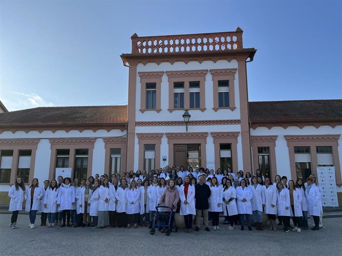 La consejera Sara Rubira junto a las investigadoras del Imida en las instalaciones del centro