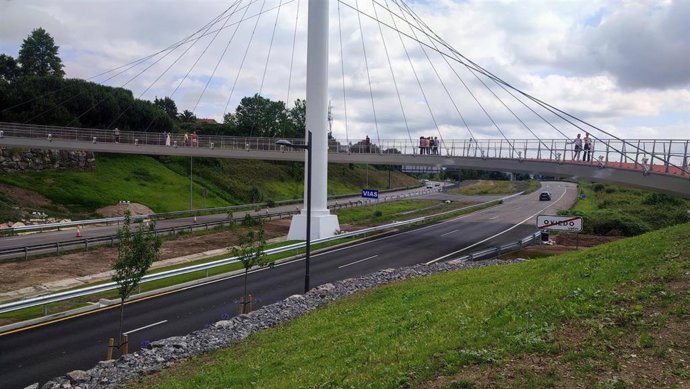 Archivo - Antigua entrada de la A-66 en Oviedo. Bulevar de Santullano. Pasarela atirantada que une los barrios de Ventanielles y Teatinos, con el parque lineal que une el Palacio de los Deportes con el CP. Maestro Jaime Borrás.
