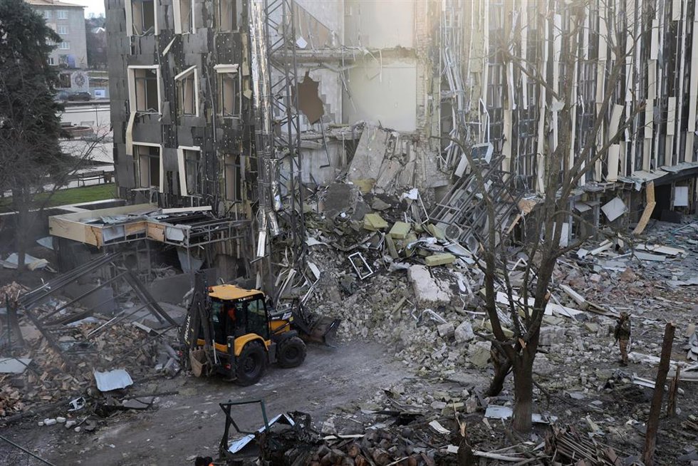 Edificio destruido por un ataque ruso en Izium, Ucrania
