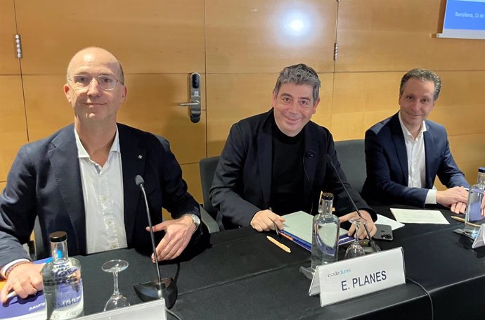 El president d'Esade Alumni, Daniel Sánchez; el president executiu de Fluidra, Eloi Planes, i el vicedegà de programes i professorat associat d'Esade, Luis Vives