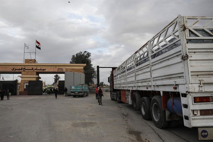 Archivo - Arquivo - Caminhões de ajuda fazem fila para entrar na Faixa de Gaza pelo posto de fronteira de Rafah, no Egito
