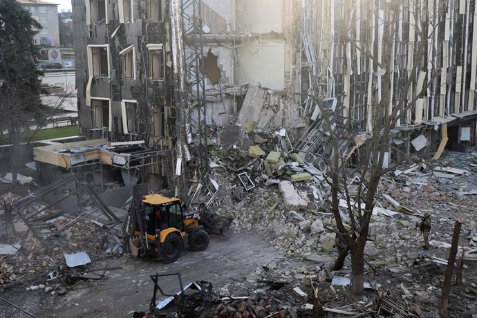 04 de fevereiro de 2025, Ucrânia, Izium: Um carregador remove os escombros após um ataque de míssil balístico russo. Foto: -/Ukrinform/dpa