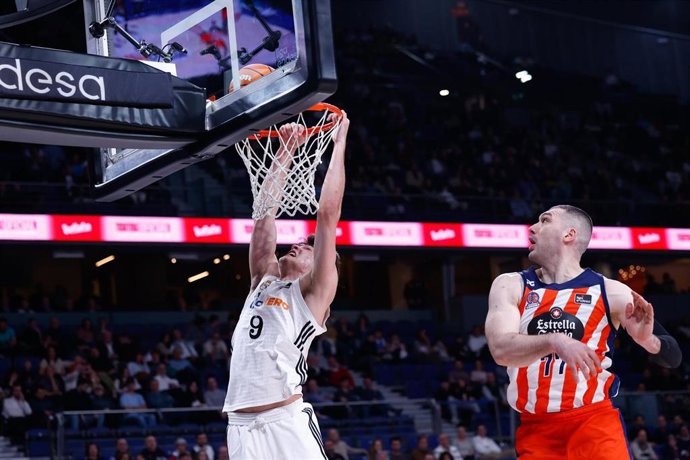 Hugo González realiza un mate durante un partido con el Real Madrid