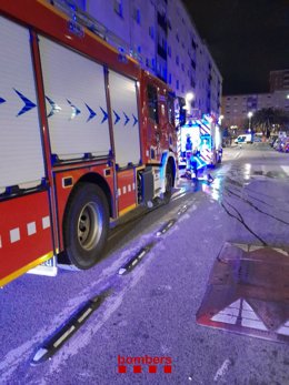 Imatge dels Bombers de la Generalitat treballant en l'incendi