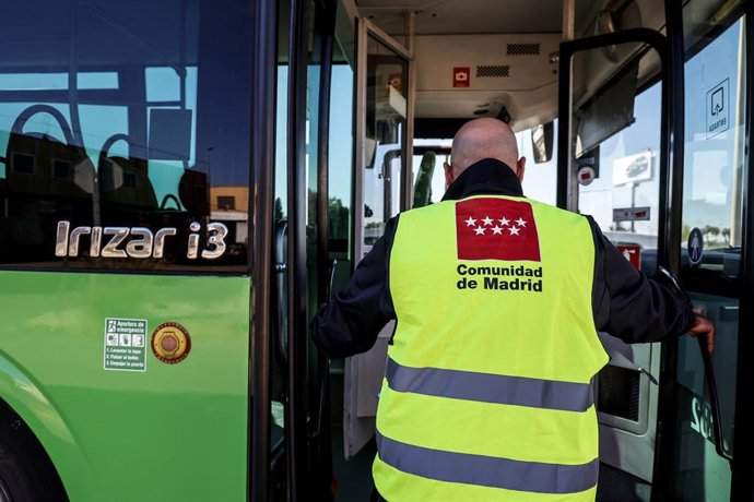 Archivo - Un trabajador del autobús lanzadera de la Comunidad de Madrid que conecta Torrente con Valencia