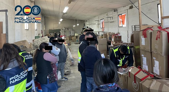 Trabalhadores no depósito de processamento de calçados durante a inspeção policial