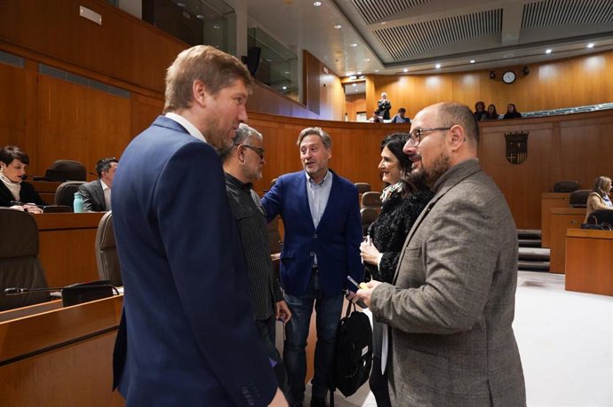 El portavoz de CHA, José Luis Soro, al fondo, con otros diputados de las Cortes de Aragón.