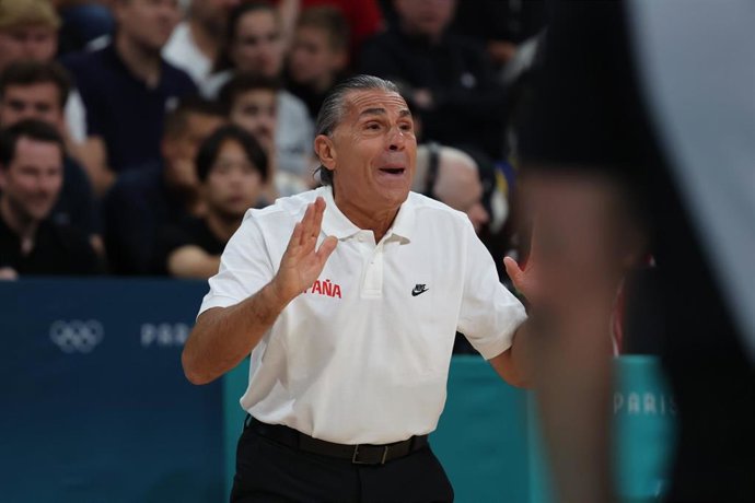 Archivo - El seleccionador nacional Sergio Scariolo da instrucciones durante un partido en Paris 2024